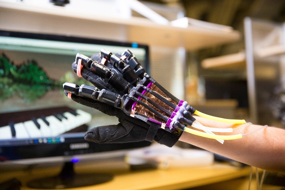 Ученые используют искусственные мышцы для создания VR-перчаток