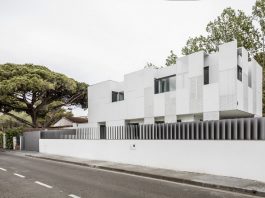 В Барселоне построен семейный дом-замок