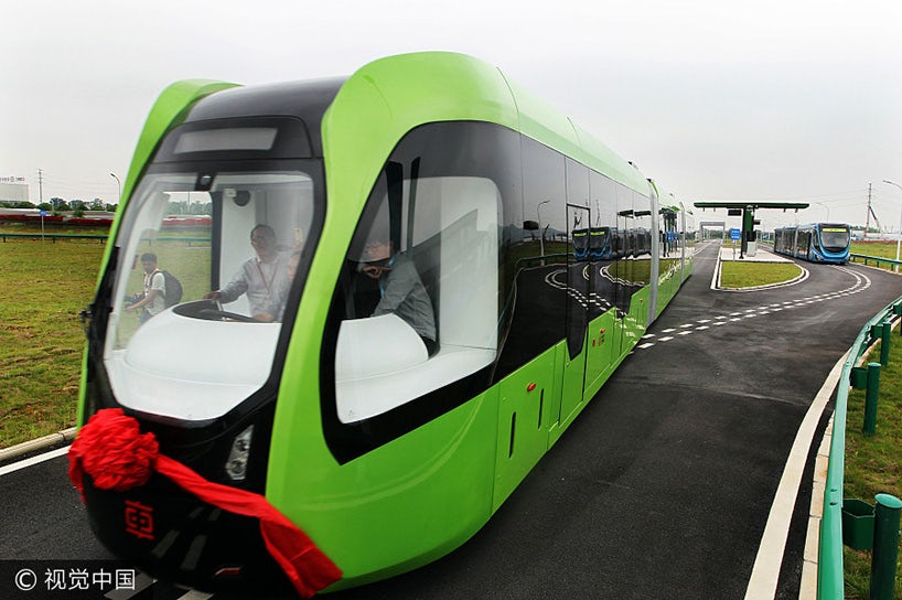В Китае разработали автономный "безрельсовый поезд"