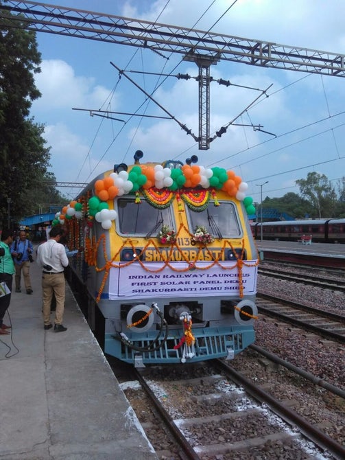 В Индии запустили поезд с солнечными батареями