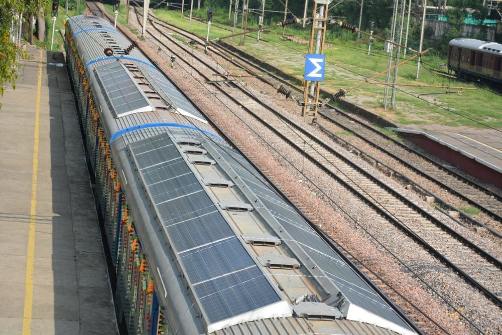 В Индии запустили поезд с солнечными батареями