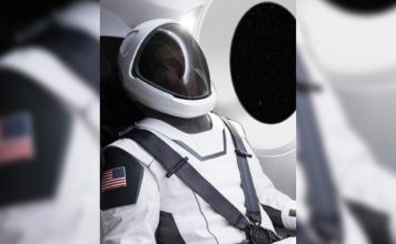 Илон Маск представил скафандр для экипажа Dragon