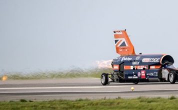 Сверхзвуковой автомобиль Bloodhound впервые продемонстрировал на публике свои возможности