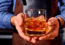 Ученые выяснили, насколько алкоголь эффективен при лечении кишечных инфекций