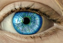 Голубая радужка глаза оказалась бесцветной