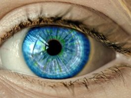 Голубая радужка глаза оказалась бесцветной