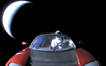 SpaceX запустила электромобиль Tesla в открытый космос Тесла