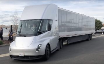 Илон Маск представил новый электрогрузовик Tesla Semi
