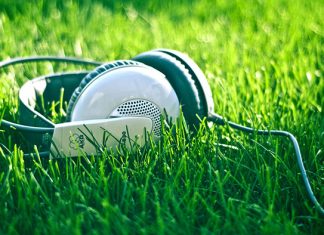 С помощью каких сервисов удобнее всего слушать музыку?