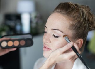 Какие инструменты используются для нанесения качественного макияжа?