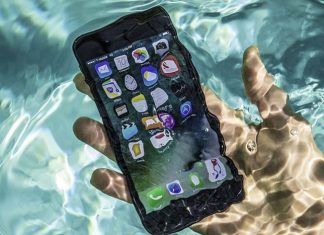 Что делать если телефон упал в воду?