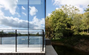 Glass Villa — необычный футуристический проекта дома на реке