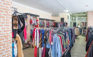 Почему стоит покупать одежду в секонд-хенде?