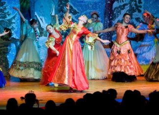 Праздничный бал для взрослых и детей.