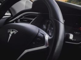 Tesla обновляет функцию своего автопилота Navigate