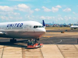 Авиалинии United Airlines заклеили камеры на борту