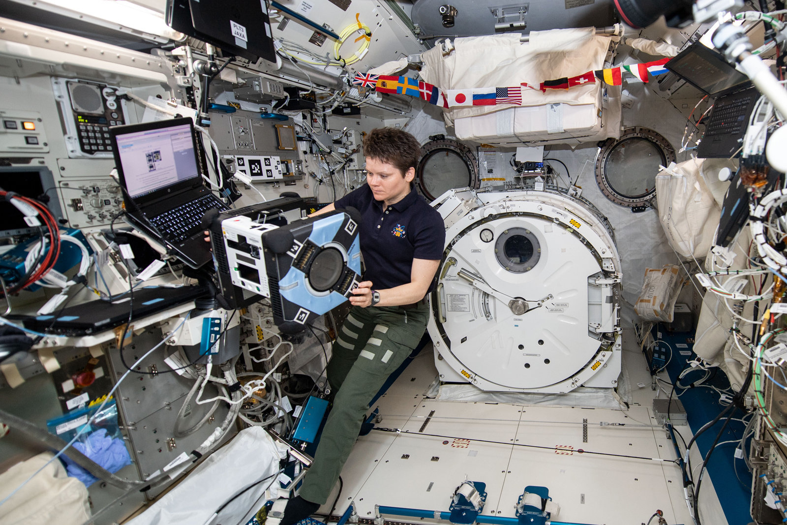 Работа космонавтов находящиеся сейчас в космосе. Орбитальная станция МКС. Международная Космическая станция МКС космонавты. Современная космонавтика. Космическая станция внутри.