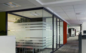 Основные преимущества стеклянных перегородок в офисе