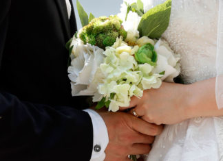 Фильм из фото на свадьбу в подарок молодым на заказ в студии