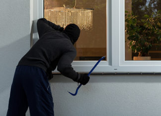 Как обезопасить свою квартиру от незаконного проникновения?