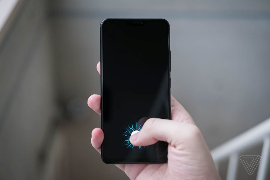 Сканер отпечатка в экране не лишит iPhone Face ID, а дополнит его