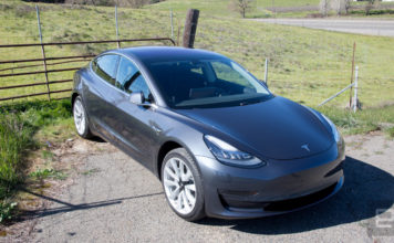 Электрокары Tesla теперь могут сообщать вам о преследовании