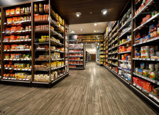 При помощи каких методов владелец магазина может привлечь новых клиентов?