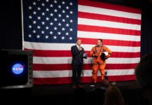 НАСА продемонстрировала два новых космических костюма