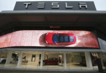 Tesla вынуждена открыть свои официальные дилерские центры в крупных городах