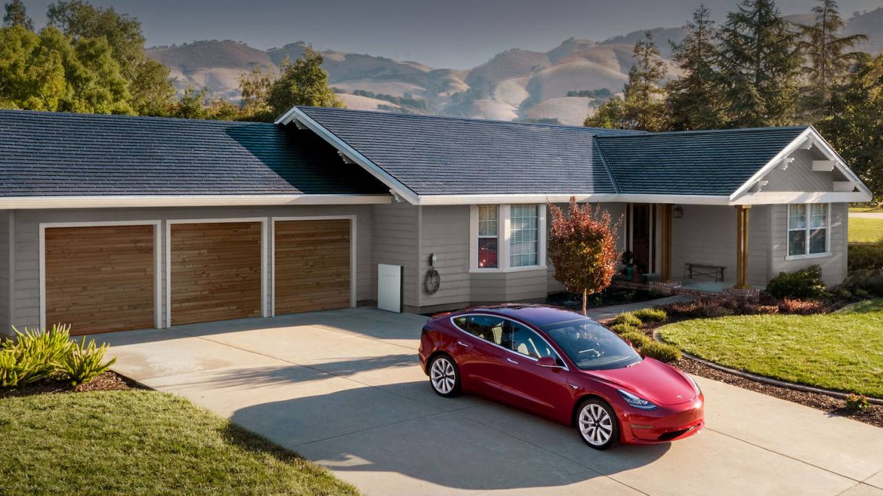 Tesla представила первые готовые к массовому применению солнечные панели для крыш домов | Технологии