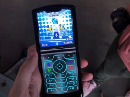 Новый Motorola Razr за 1 499 долларов можно превратить в кнопочный телефон из 2004 года