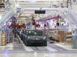 Китай официально закрыл завод Tesla в Шанхае из-за опасности распространения коронавируса