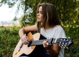 Почему вам стоит научиться играть на гитаре?