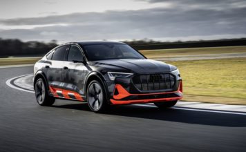 Audi собирается выпустить улучшенные версии электрокара E-Tron