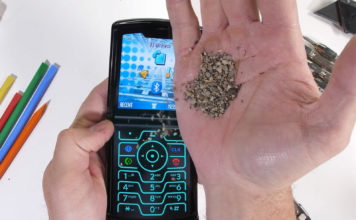 Тесты показали, что обычный песок способен убить Motorola Razr