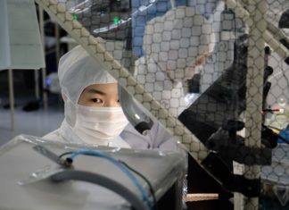 На заводе компании Sharp по производству телевизоров теперь будут производить медицинские маски