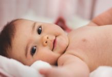 Ученые пролили свет на то, как младенцы познают свое тело