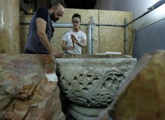 Как украсить купель для крещения цветами?