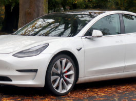 Tesla добавит USB-C и беспроводную зарядку в электромобиль Model 3