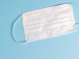 Центр CDC рекомендует продолжать носить защитные маски