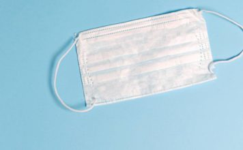 Центр CDC рекомендует продолжать носить защитные маски