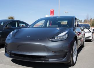 Tesla разрабатывает систему парковки с видом сверху