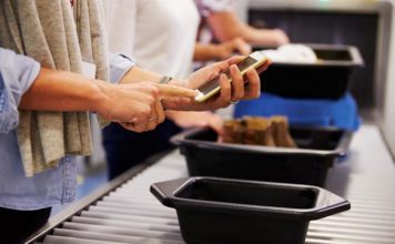 Американские пограничники перестанут досматривать гаджеты