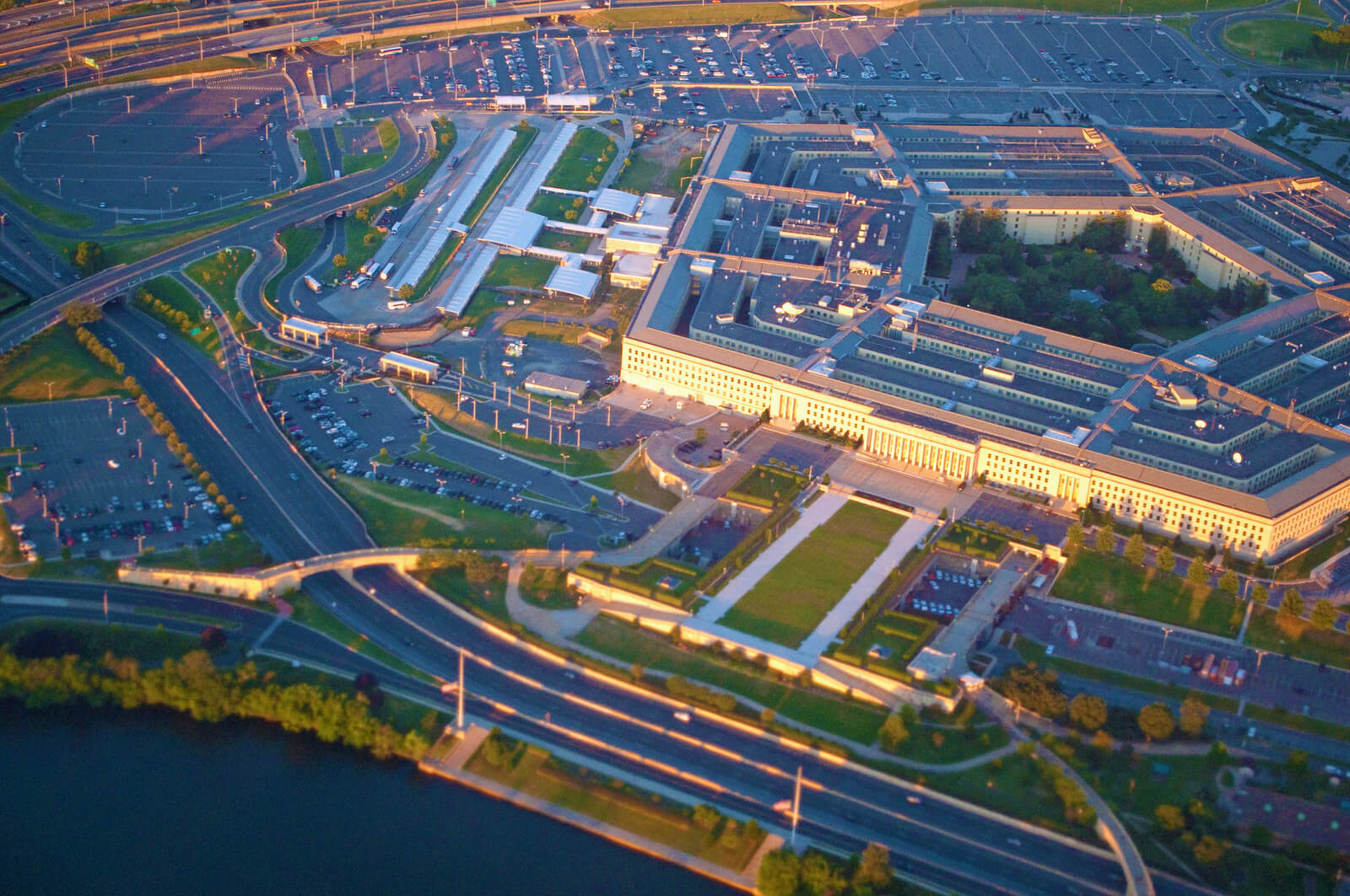 Пентагон это. Министерство обороны США здание. Пентагон (штат Виргиния). Пентагон (здание). Пентагон площадь здания.
