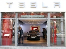 Tesla заменит свои магазины на склады и парковки
