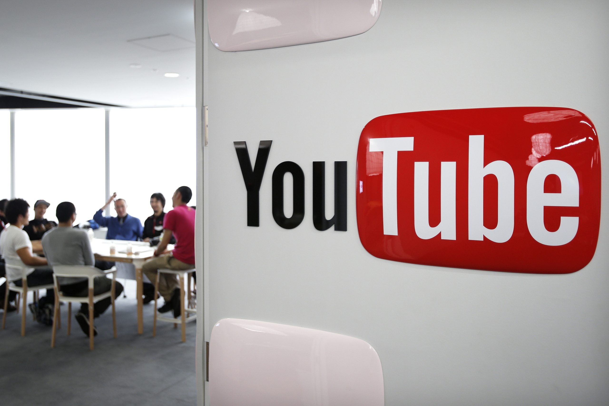 YouTube отчитался о статистике удаления дезинформирующих видео.