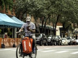 Нью-Йорк продлевает ограничения по отношению к приложениям по доставке еды