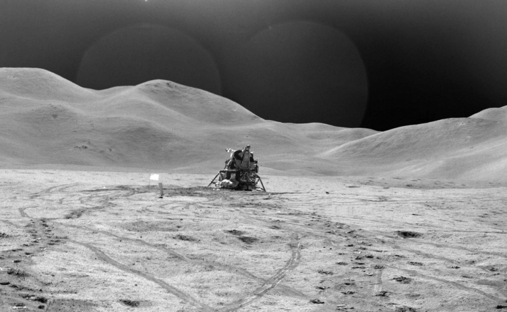 Стоя на поверхности луны. Луноход Аполлон 15. Аполлон 15 на Луне. НАСА Аполлон 15. Аполлон 15 снимки.
