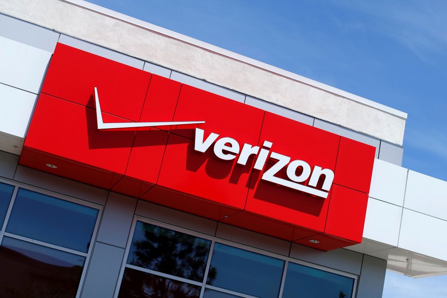AT&T и Verizon задержат свои улучшенные 5G-сети.