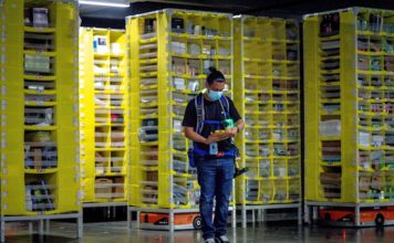 Amazon разрешит своим работникам использовать телефоны